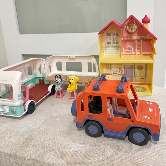 Bluey toy bundle lot of 5 house jeep car ice cream van figurines playset toddler - Picture 1 of 14